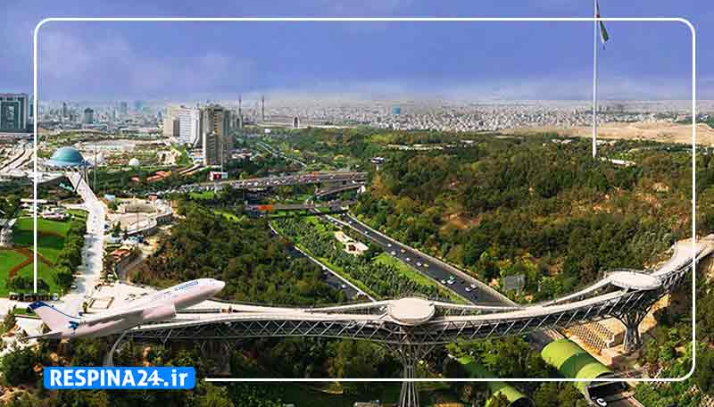 پل طبیعت تهران همراه با یک هواپیما کوچک در حال پرواز در گوشه تصویر